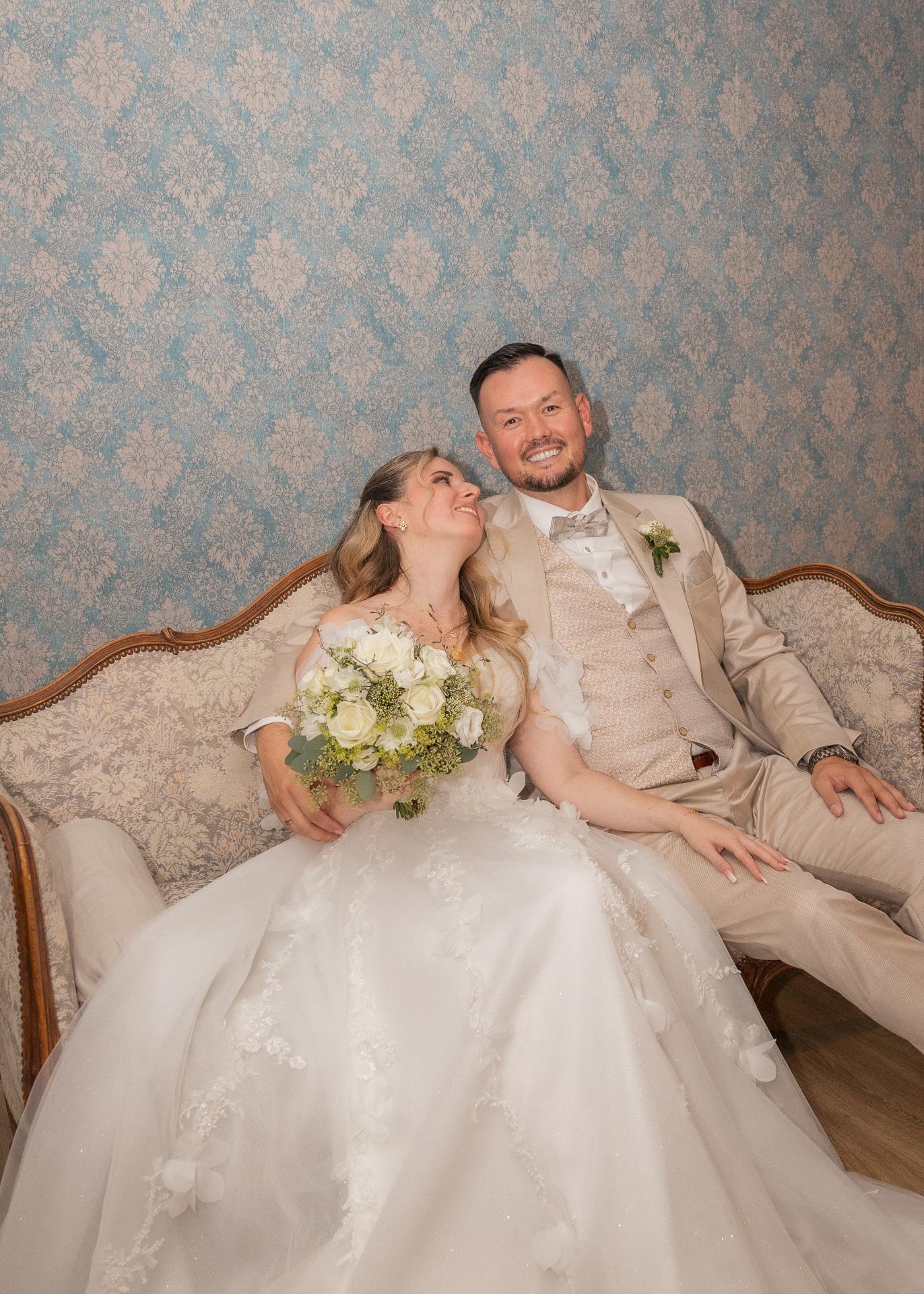 Braut und Bräutigam sitzen in der Hochzeitslocation in Frankfurt