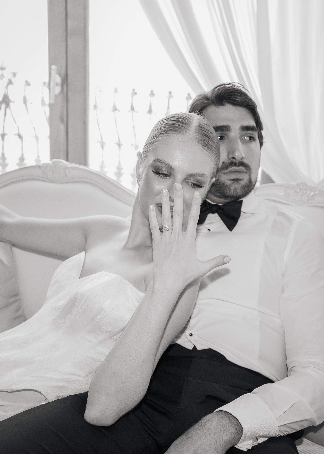 Die Braut zeigt ihren Verlobungsring mit Diamant