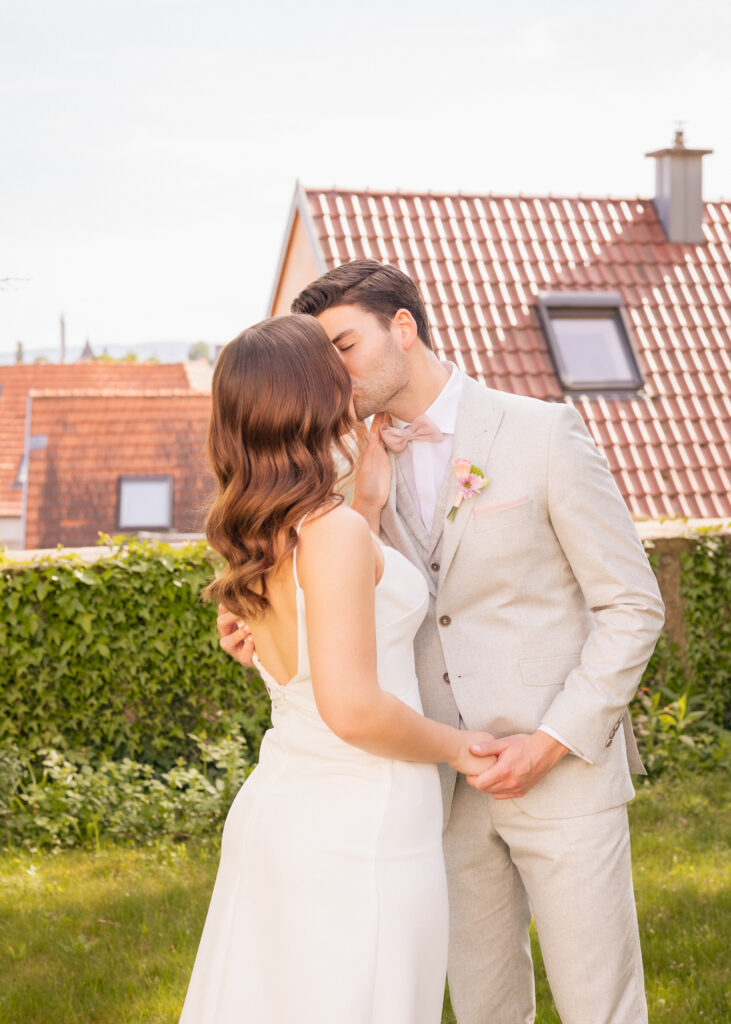 Der erste Kuss am Hochzeitstag beim Firstlook im Schloss Janson