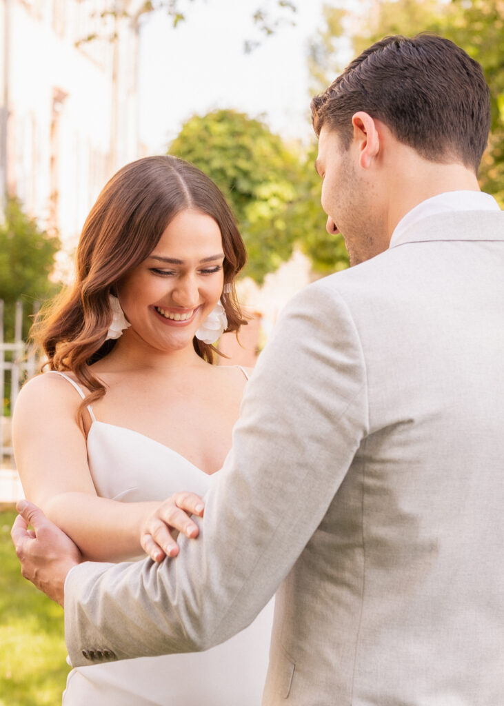 Die ersten Blicke des Brautpaars an ihrer Hochzeit im Schloss Janson
