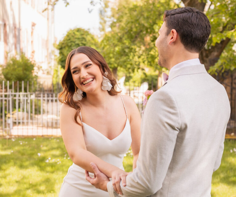 Die ersten Augenblicke des Brautpaars, wenn es sich zum ersten Mal sieht bei einer romantischen Hochzeit in einem Weingut