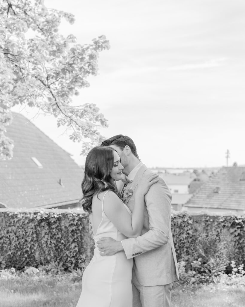 Der intime Firstlook einer Hochzeit in einem Weingut in der Pfalz