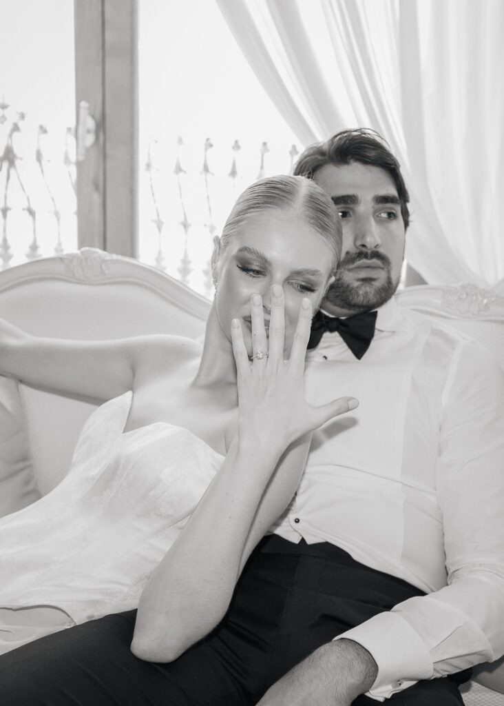 Die Braut zeigt ihren Verlobungsring mit Diamant