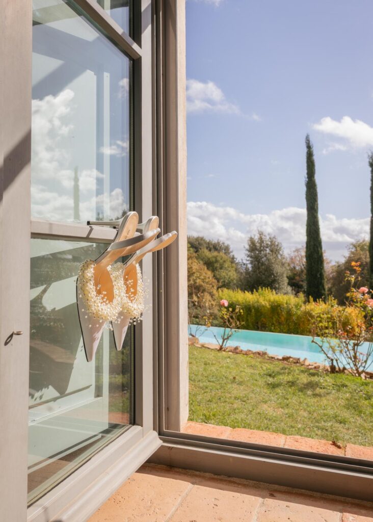 Mach&Mach Hochzeitsschuhe in dem Castello di Celsa auf einer Hochzeit in der Toskana